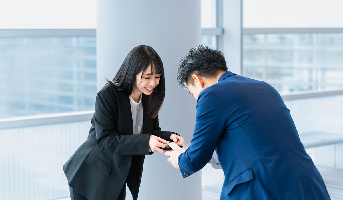 名刺代わりのHPを用意するイメージ